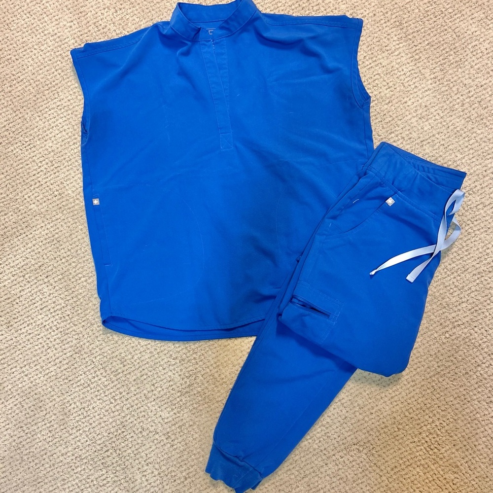 FIGS Scrub Zamora jogger, mandarin Rafaela top